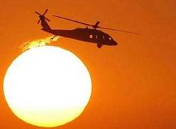 Một máy bay Black Hawk của Mỹ chuẩn bị hạ cánh xuống Vùng Xanh, Baghdad, lúc rạng sáng